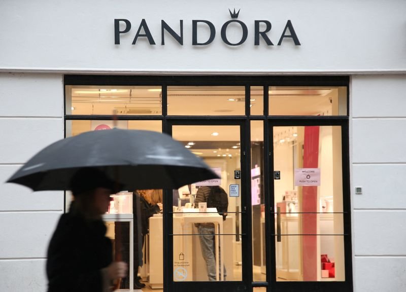 Pandora jewellery store showcasing charm bracelets amid financial forecasts - Global Banking & Finance Review
