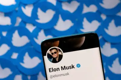 Image for Musk makes meme on Twitter legal threat after scrapping $44 billion deal