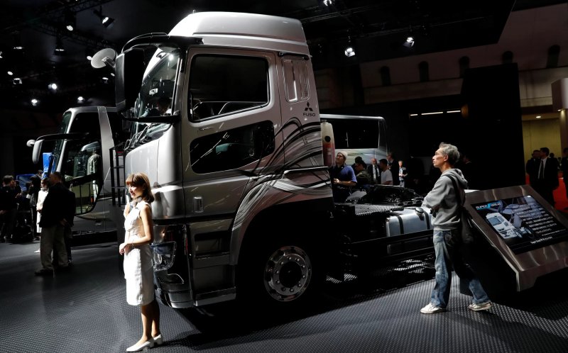 Image for Daimler Truck Q1 sales drop 13% as markets normalize