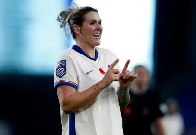 Image for Soccer-Chelsea thrash Everton 5-0, Man City stay top of WSL