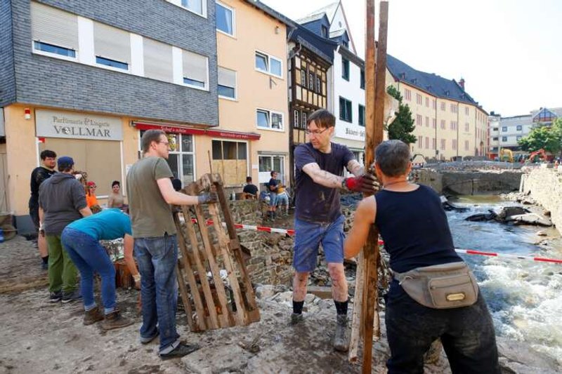 Image for Germany sets out flood relief funding, hopes of finding survivors fade