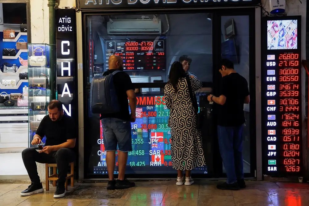 Dollar currency notes reflecting mixed trading before Fed statement - Global Banking & Finance Review