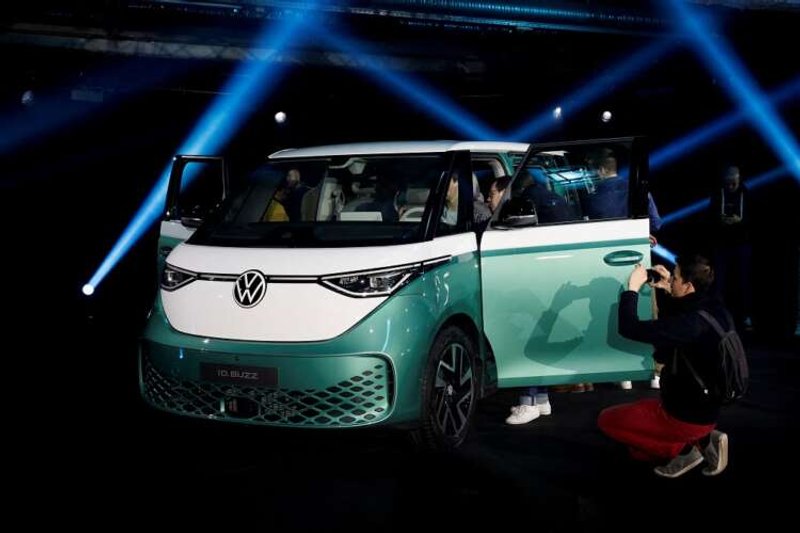 Image for Volkswagen keeps outlook, says Porsche IPO on track