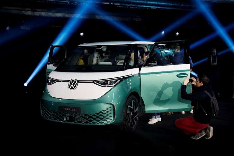 Image for Volkswagen keeps outlook, says Porsche IPO on track