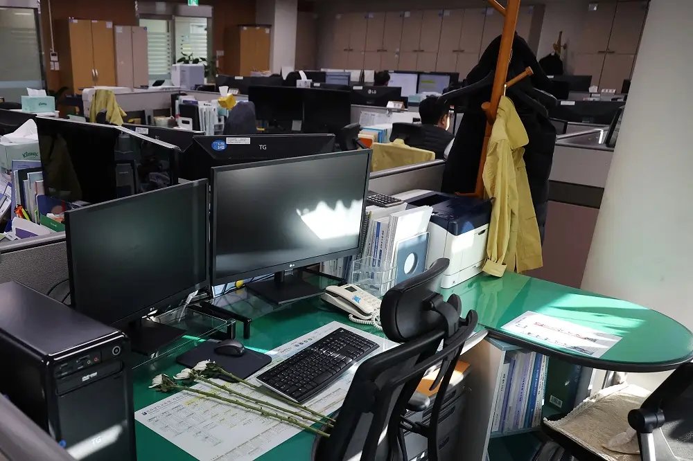 Empty desks with flowers symbolize mourning for colleagues lost in South Korean plane crash - Global Banking & Finance Review