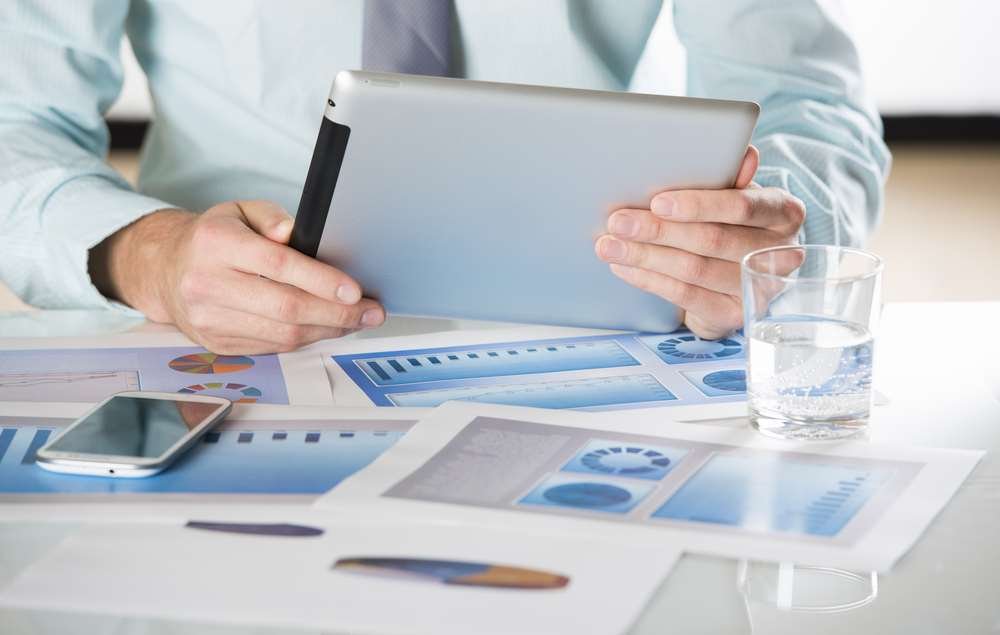 Illustration of percentage calculation methods with numbers and formulas - Global Banking & Finance Review