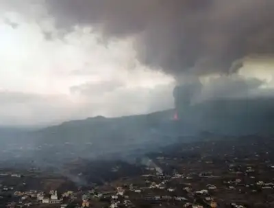 Image for Canaries volcano lava gushes towards sea, eruption goes on