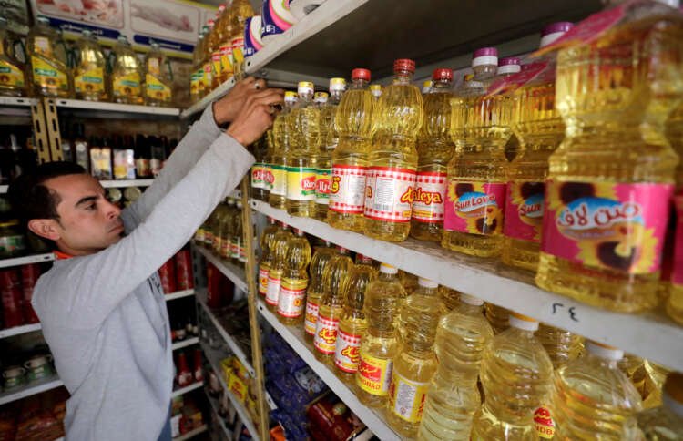 Cairo supermarket aisle with vegetable oil products reflecting global food price trends - Global Banking & Finance Review