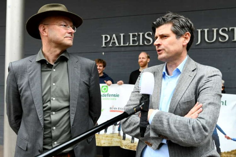 Image for Dutch court orders Shell to deepen carbon cuts in landmark ruling