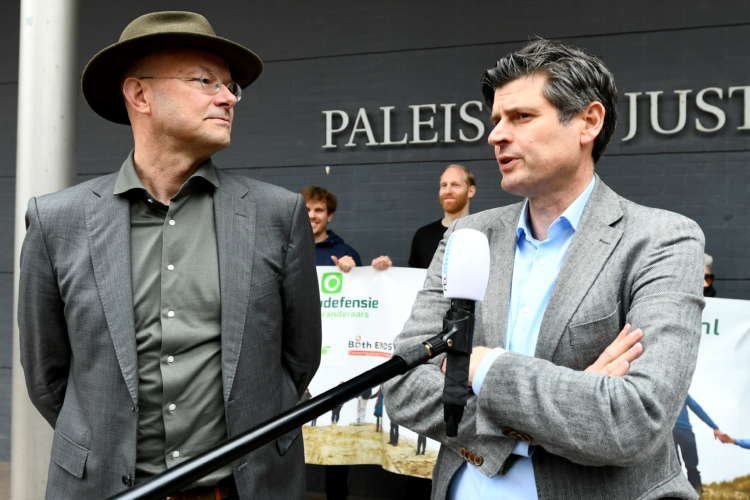 Image for Dutch court orders Shell to deepen carbon cuts in landmark ruling