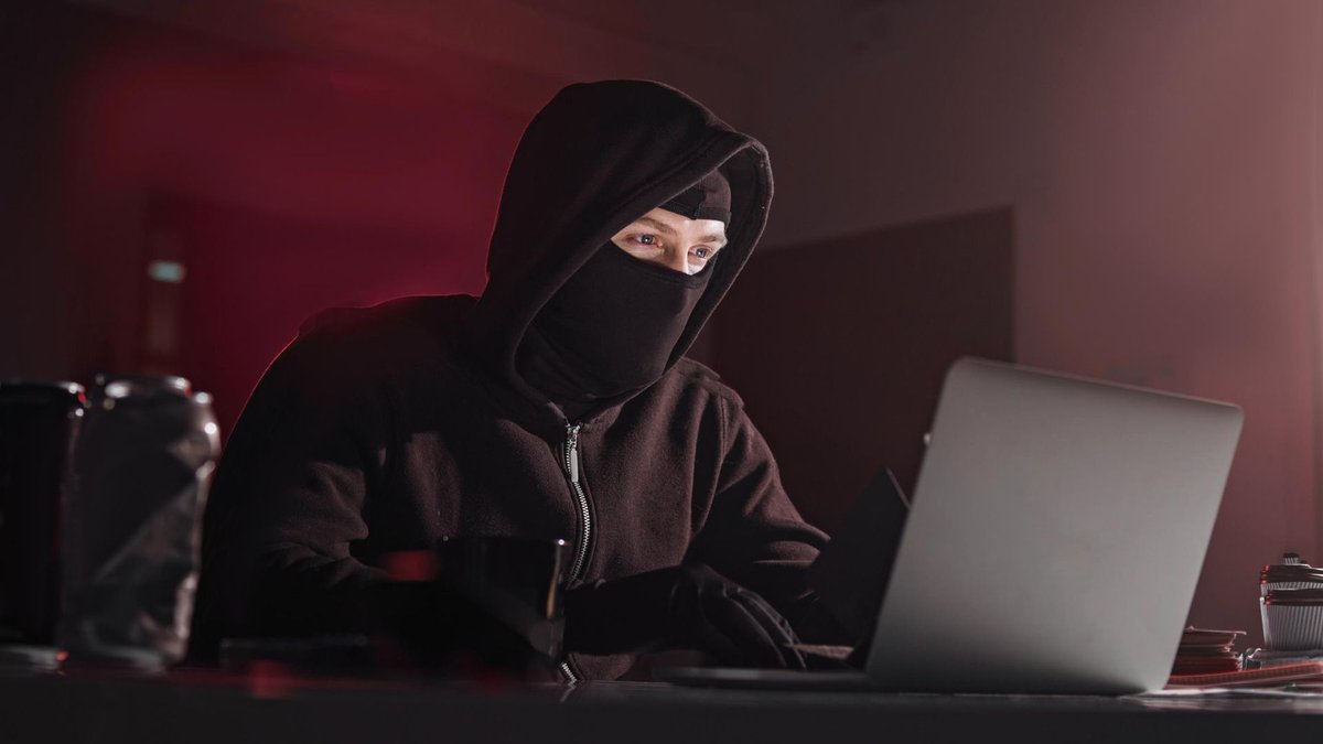 Illustration of online shopping security risks related to fraud - Global Banking & Finance Review