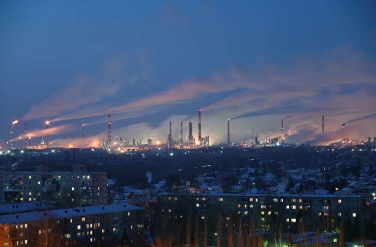 View of an oil refinery in Omsk amidst Russian oil export disruptions - Global Banking & Finance Review