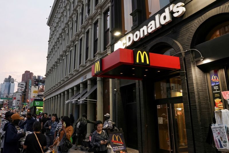 McDonald's logo with burgers and fries, highlighting global sales growth amid US market challenges - Global Banking & Finance Review