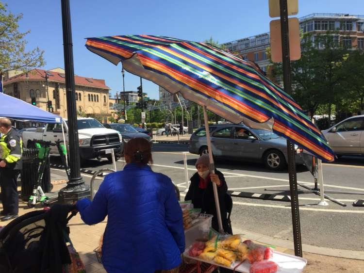 Street vendors selling goods in a busy U.S. city, highlighting post-pandemic economic revival - Global Banking & Finance Review