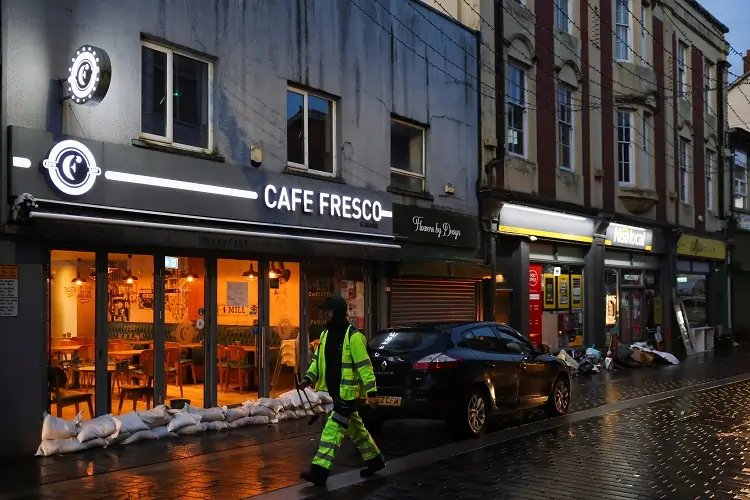 Roads and railways disrupted by Storm Bert's aftermath in the UK - Global Banking & Finance Review