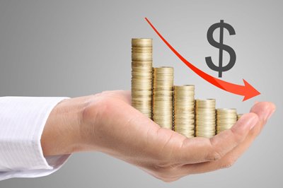 Graph depicting U.S. economy contraction and GDP decline - Global Banking & Finance Review