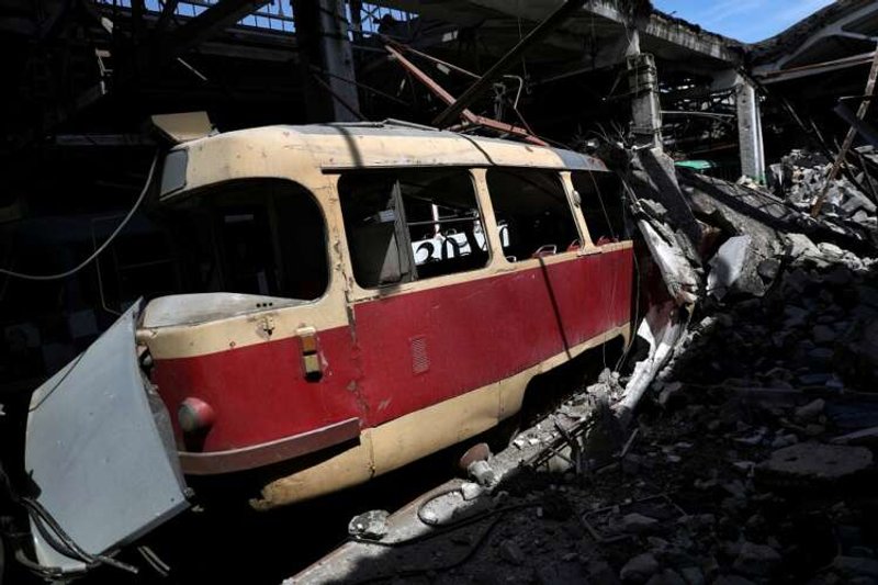 Image for Ukraine defies Russian ultimatum for eastern city, NATO urged to send more weapons