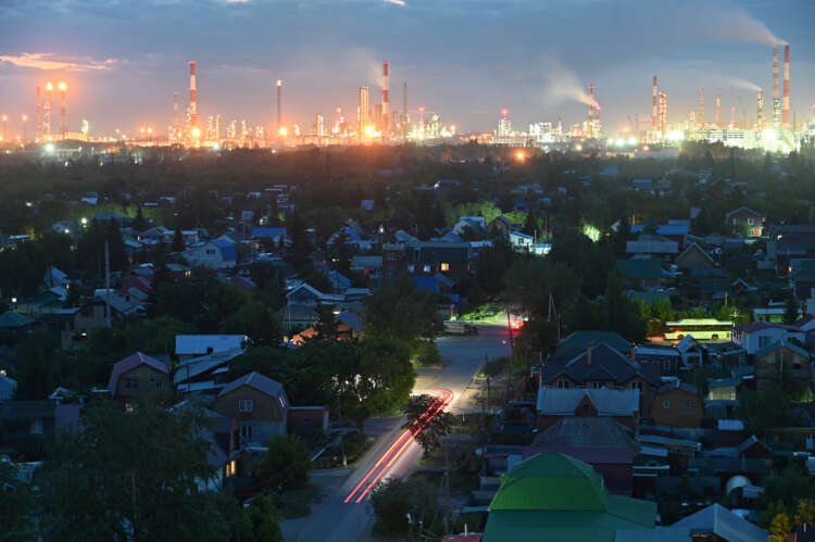 Oil refinery in Omsk, Russia, highlighting impacts of U.S. price cap on Russian oil - Global Banking & Finance Review