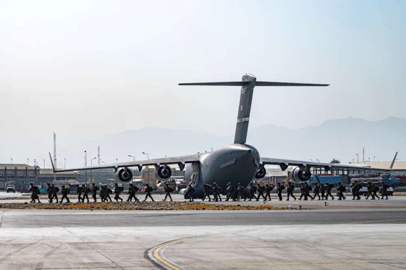 Image for U.S. recruits commercial airlines to help move Afghanistan evacuees