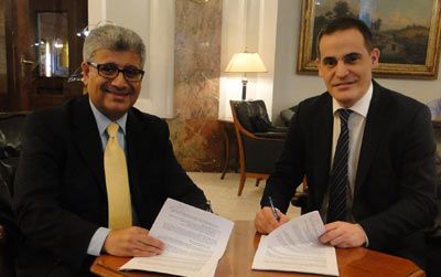 Qudurat Holding CEO Eng. Ibrahim Al-Asseri (Left ) and COMO’s CEO Alejandro Alvarez (Right) during the signing of agreement