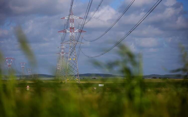 High voltage pylons representing Italy's energy infrastructure amid telecoms energy crisis - Global Banking & Finance Review