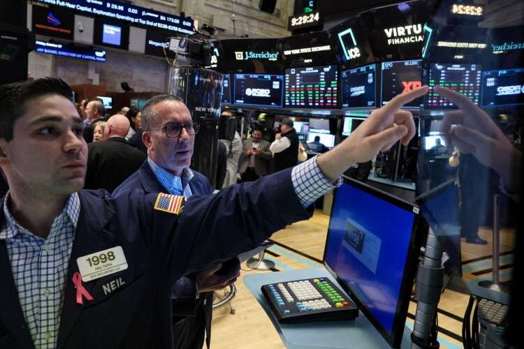 Traders analyze market data on the NYSE floor amid bond market volatility - Global Banking & Finance Review