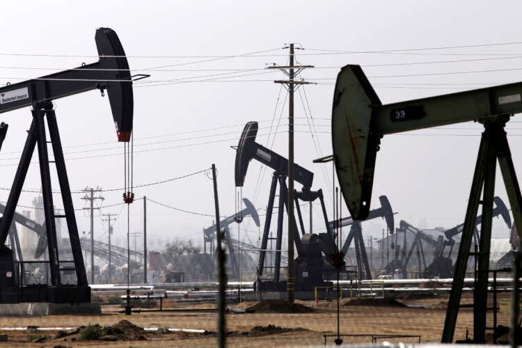 Image for Oil falls as U.S. refiners shut down by damage from Hurricane Ida