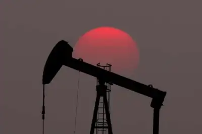 Image for Oil drops on oversupply fears after Saudi-UAE deal, lagging U.S. demand