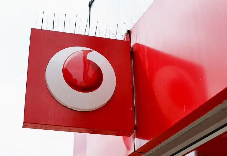 Vodafone and Virgin Media executives shake hands over network sharing deal - Global Banking & Finance Review