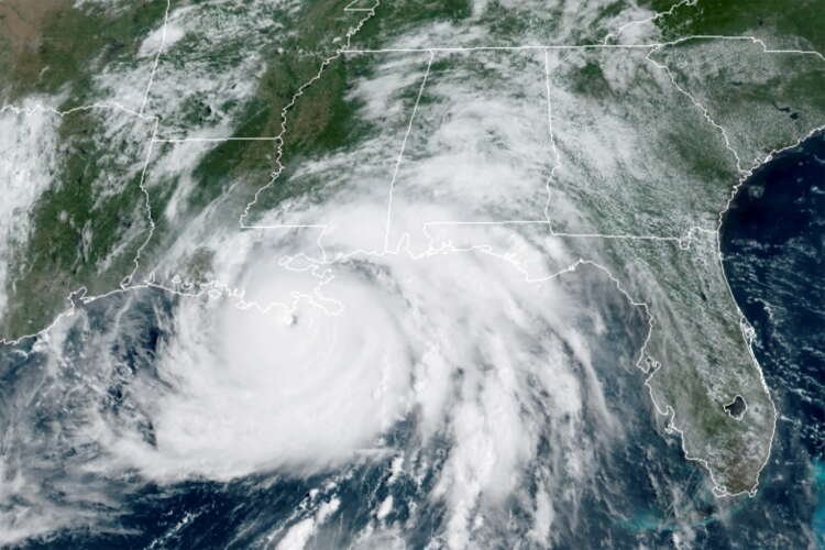 Image for Hurricane Ida slams critical U.S. oil port as it makes landfall