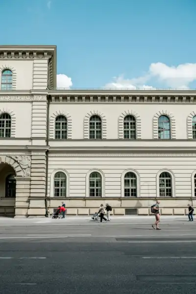 Image for Munich Re targets 6 billion eur in net profit for 2025
