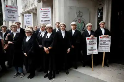 Image for UK trial lawyers to end strike after accepting government pay offer