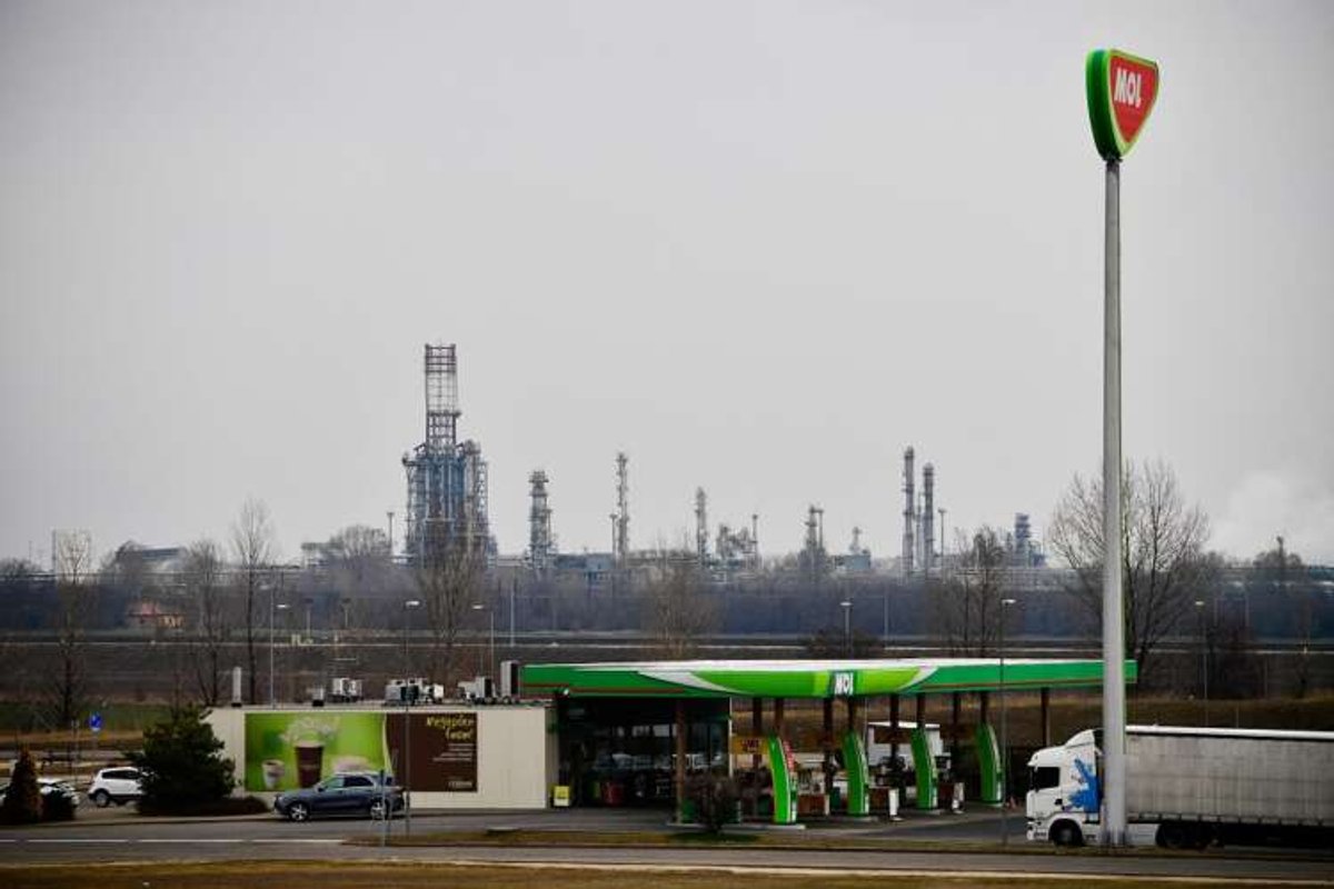 Fuel station in Hungary with MOL and OMV signs, reflecting new refueling limits - Global Banking & Finance Review