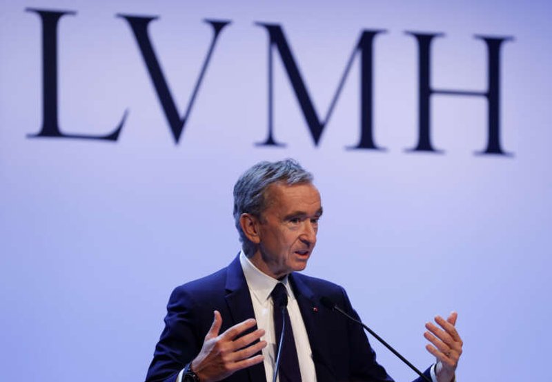 Image for Luxury billionaire Arnault sells out of retailer Carrefour