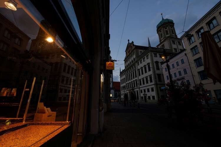 Image for Dimmed street lights, shorter showers: Germany leads Europe energy savings drive
