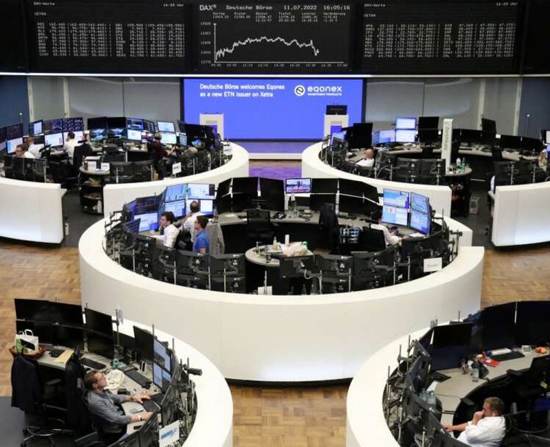 Image for European shares fall, Italian stocks slide on political worries