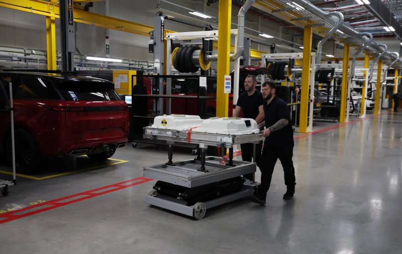 Image for Jaguar develops energy-storage unit using Range Rover batteries