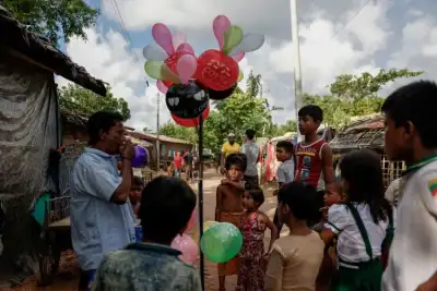 Image for In world’s largest refugee camps, Rohingya mobilise to fight in Myanmar