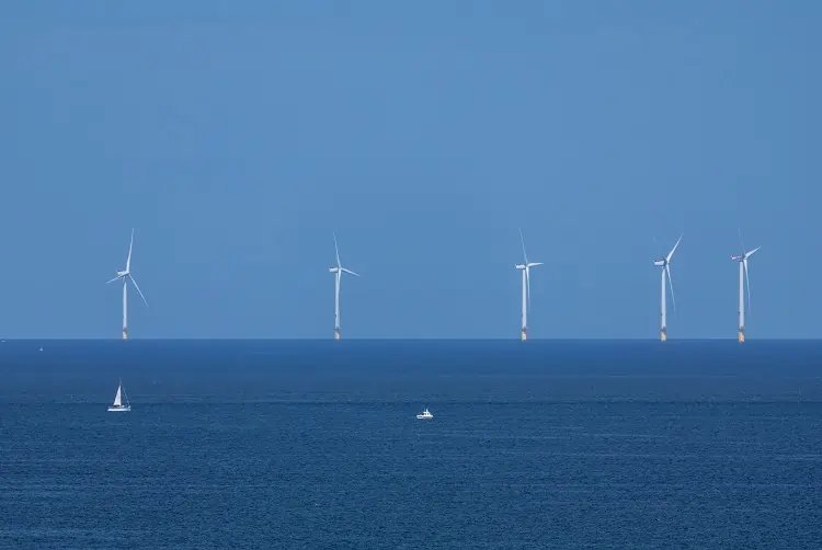 Wind turbines generating electricity in Britain, symbolizing renewable energy growth - Global Banking & Finance Review