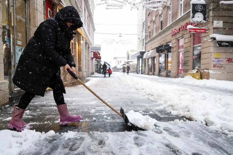 Image for More than 200,000 homes without power in Bosnia after Balkan snowstorm