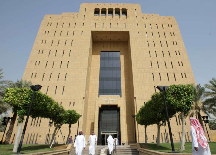 People entering and leaving the Riyadh general court amid Saudi app controversy - Global Banking & Finance Review