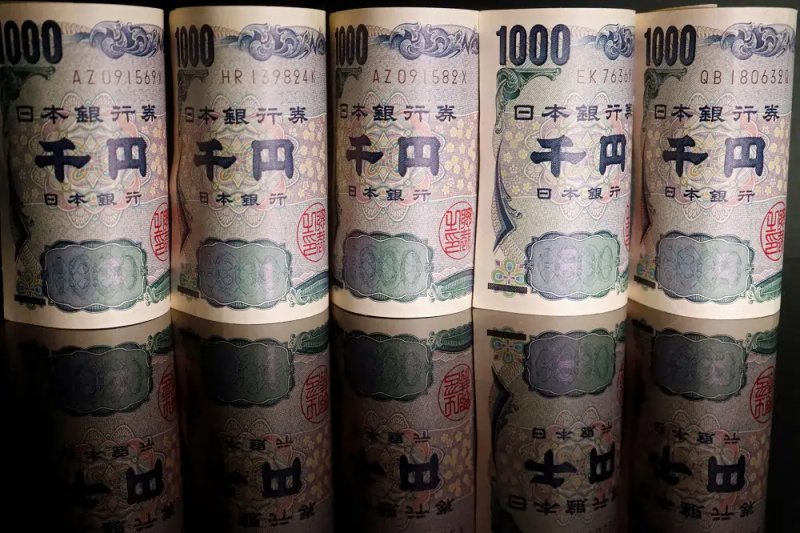 Image for Yen jumps on possible intervention, sterling hits one-year high