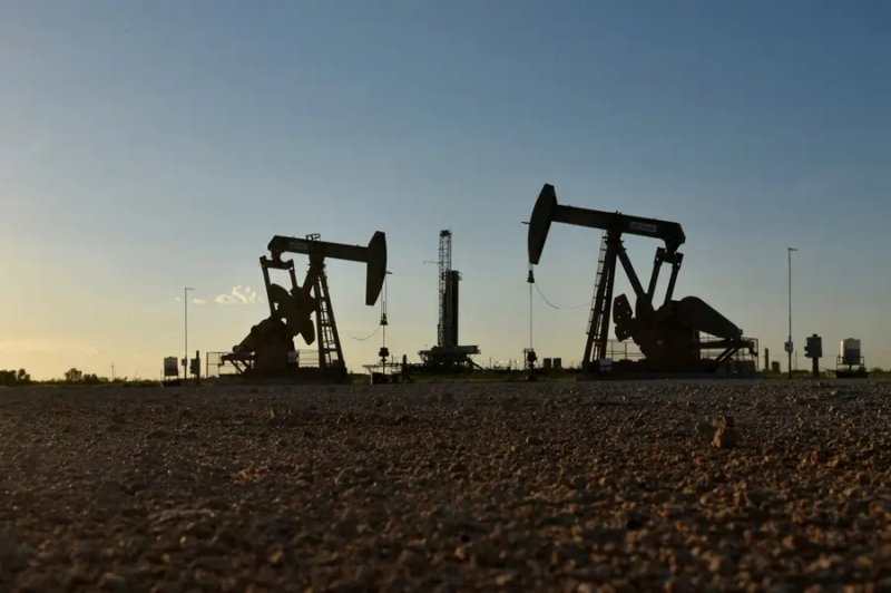 Image for Oil prices broadly flat after falling on dollar surge