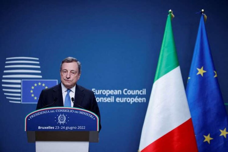 Image for Draghi meeting president as Italian government faces collapse