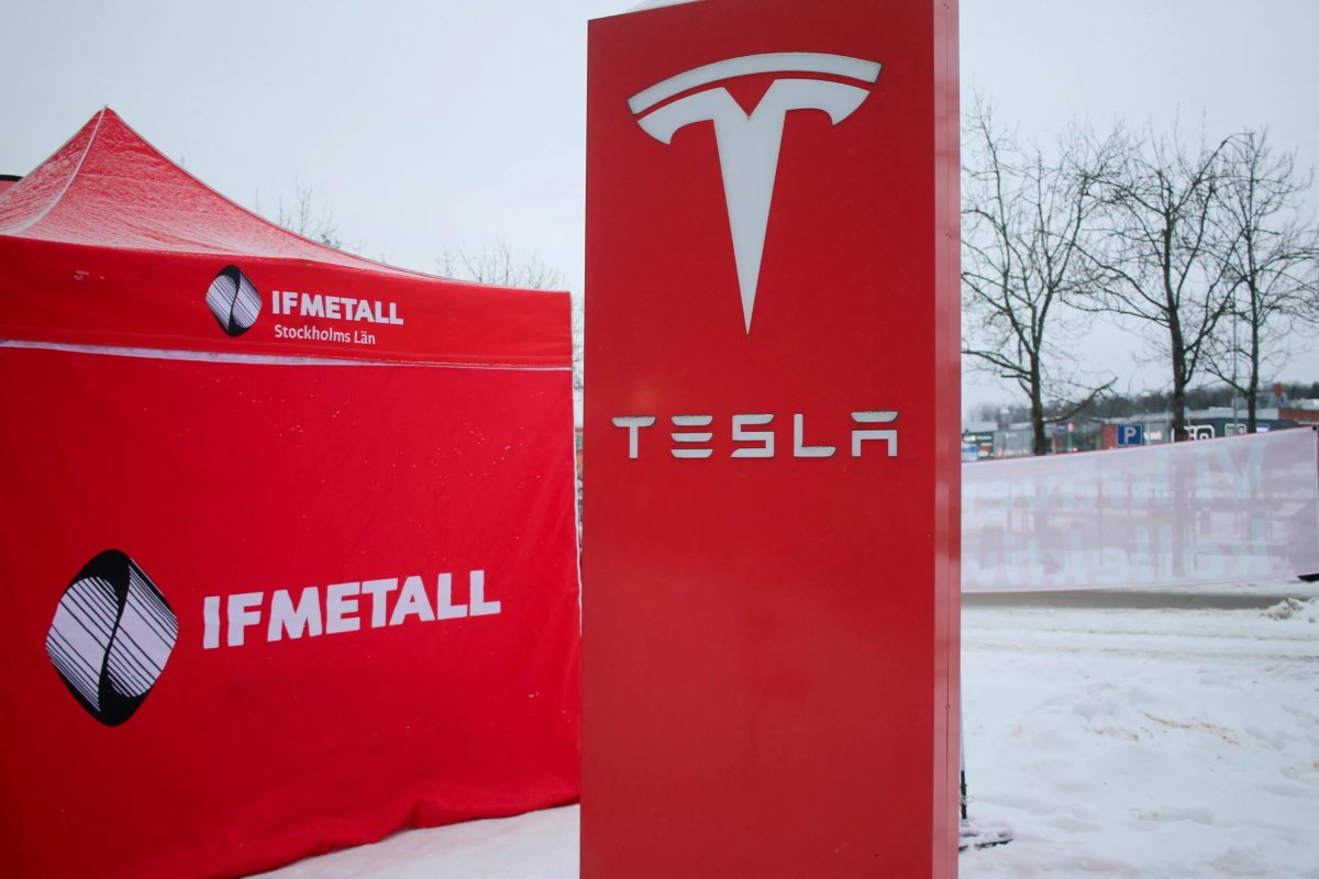 Tesla car being serviced amidst Swedish mechanic strike - Global Banking & Finance Review