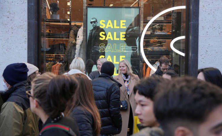 Crowds of shoppers in London during the December sales amidst inflation and rail strikes - Global Banking & Finance Review