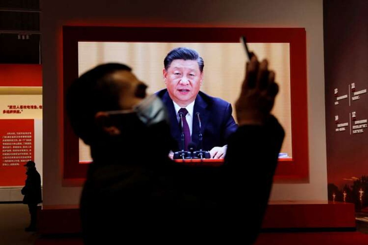 FILE PHOTO: China’s Xi sticks with COVID stance despite anger, economic headwinds