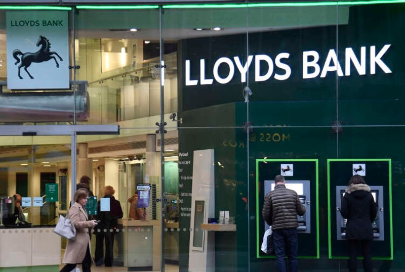 Image for UK’s Lloyds beats profit forecasts, signals stresses ahead