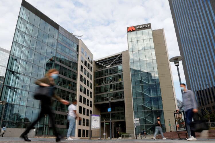 People with face masks in La Defense, reflecting French economic recovery challenges - Global Banking & Finance Review