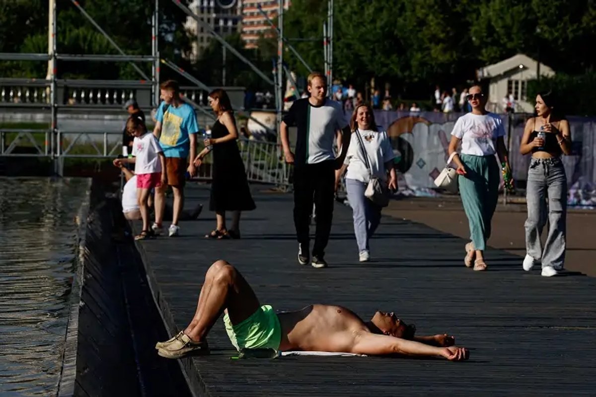 People enjoying ice cream in Moscow during the July 2024 heat wave - Global Banking & Finance Review